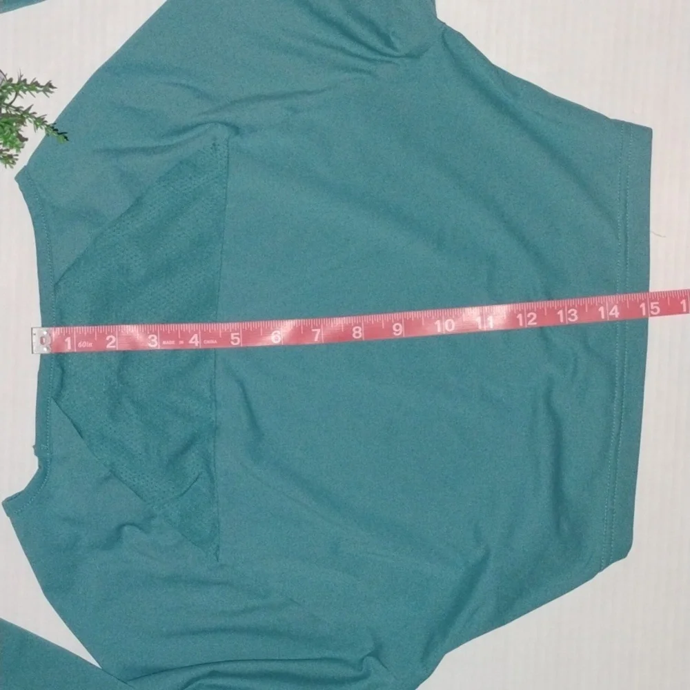 Gymshark Long Sleeve Crop Top. Teal in color. Women's size Small. - Picture 6 of 10